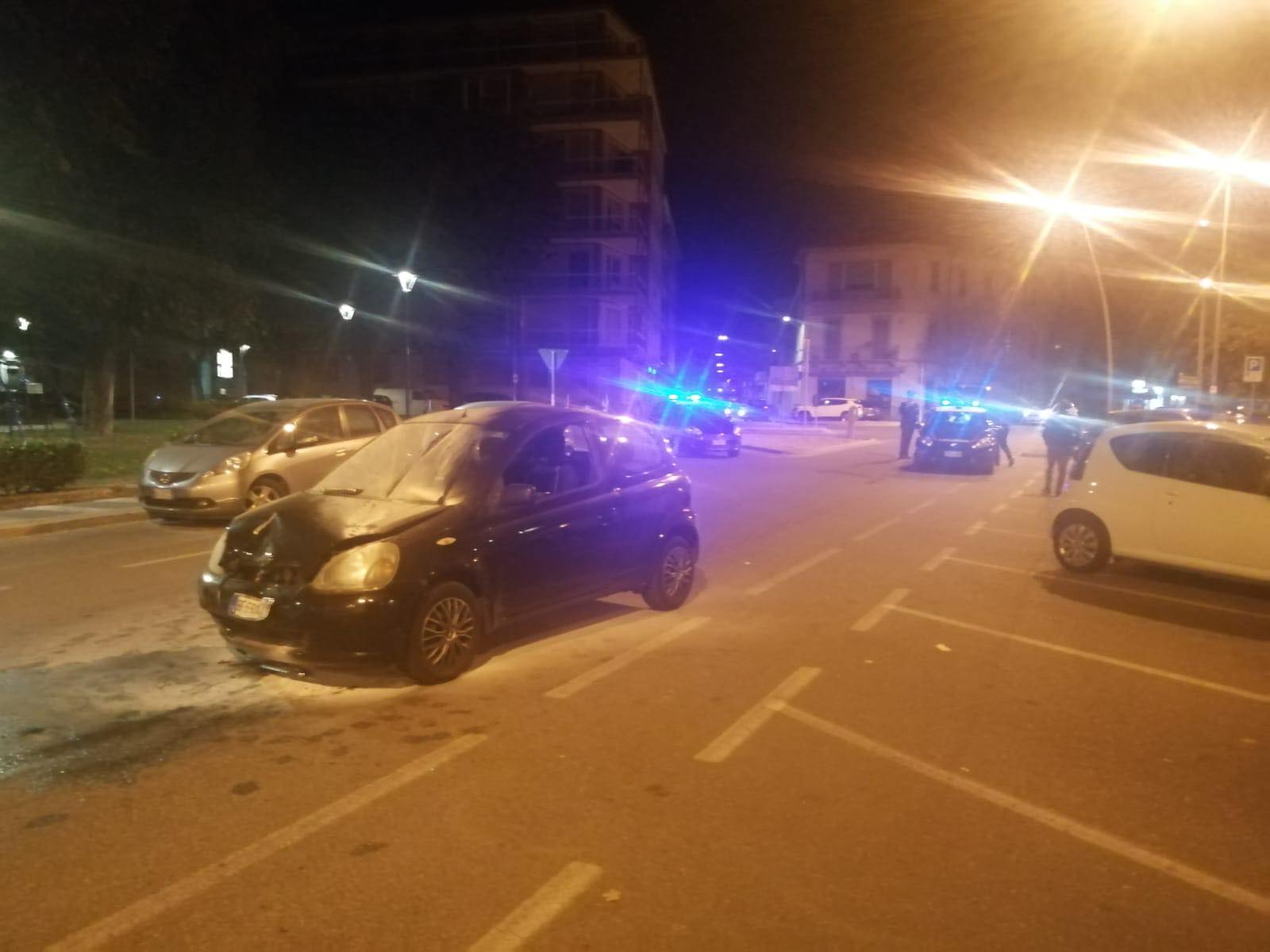 Tampona un’auto e poi fugge via lasciando l’auto in mezzo alla strada