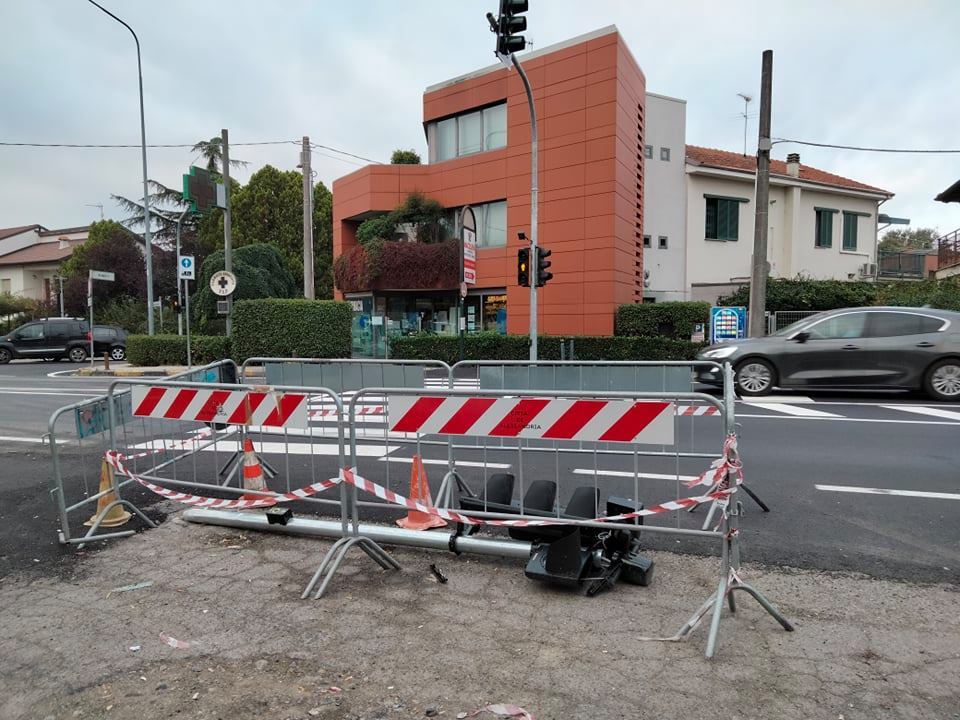 Già fuori uso il semaforo installato a San Michele