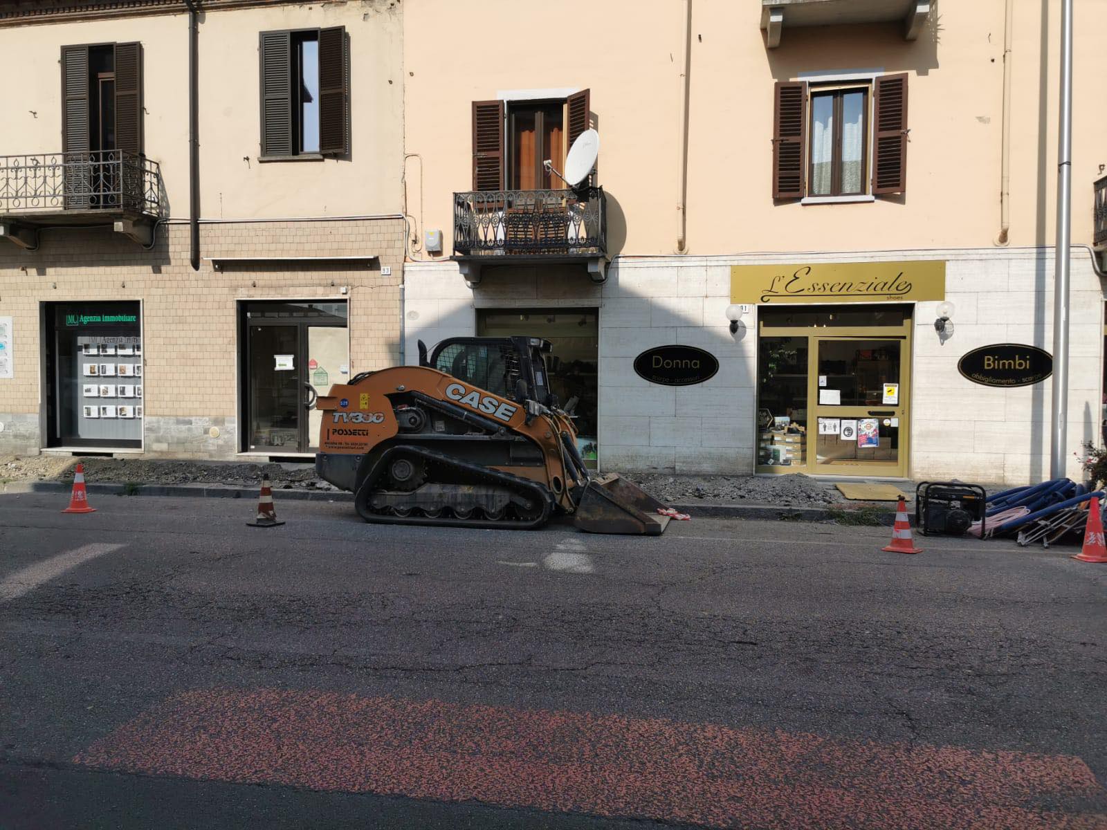 I commercianti del Cristo furibondi per i lavori della fibra: “Marciapiedi distrutti e accesso nei negozi impossibile”