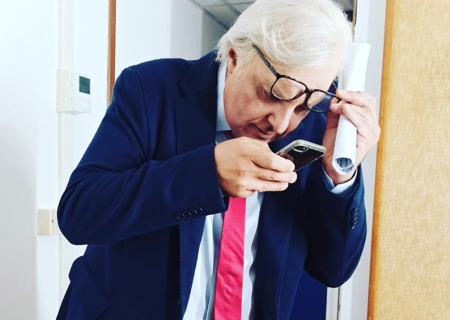 Claudio Lauretta a Tale Quale Show in qualità di giudice e si trasforma in Sgarbi