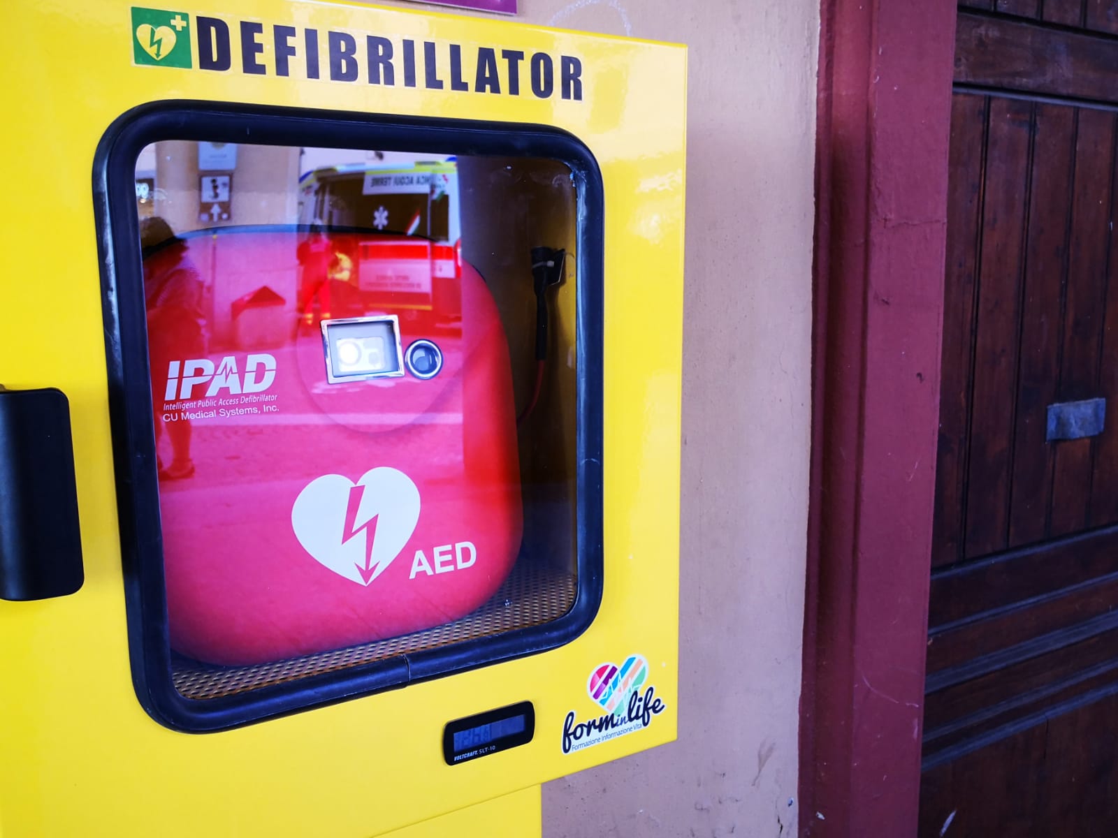 Acqui sempre più cardioprotetta: installato un defibrillatore sotto i portici Saracco