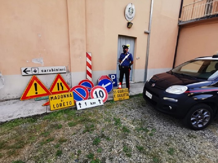 Denunciato perché aveva in casa 16 cartelli stradali di vari enti