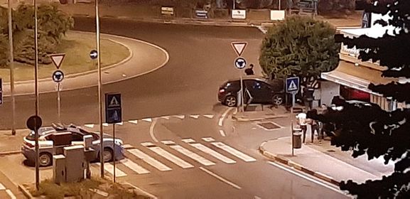 Esce di strada, distrugge le protezioni davanti all’hotel Londra e poi scappa