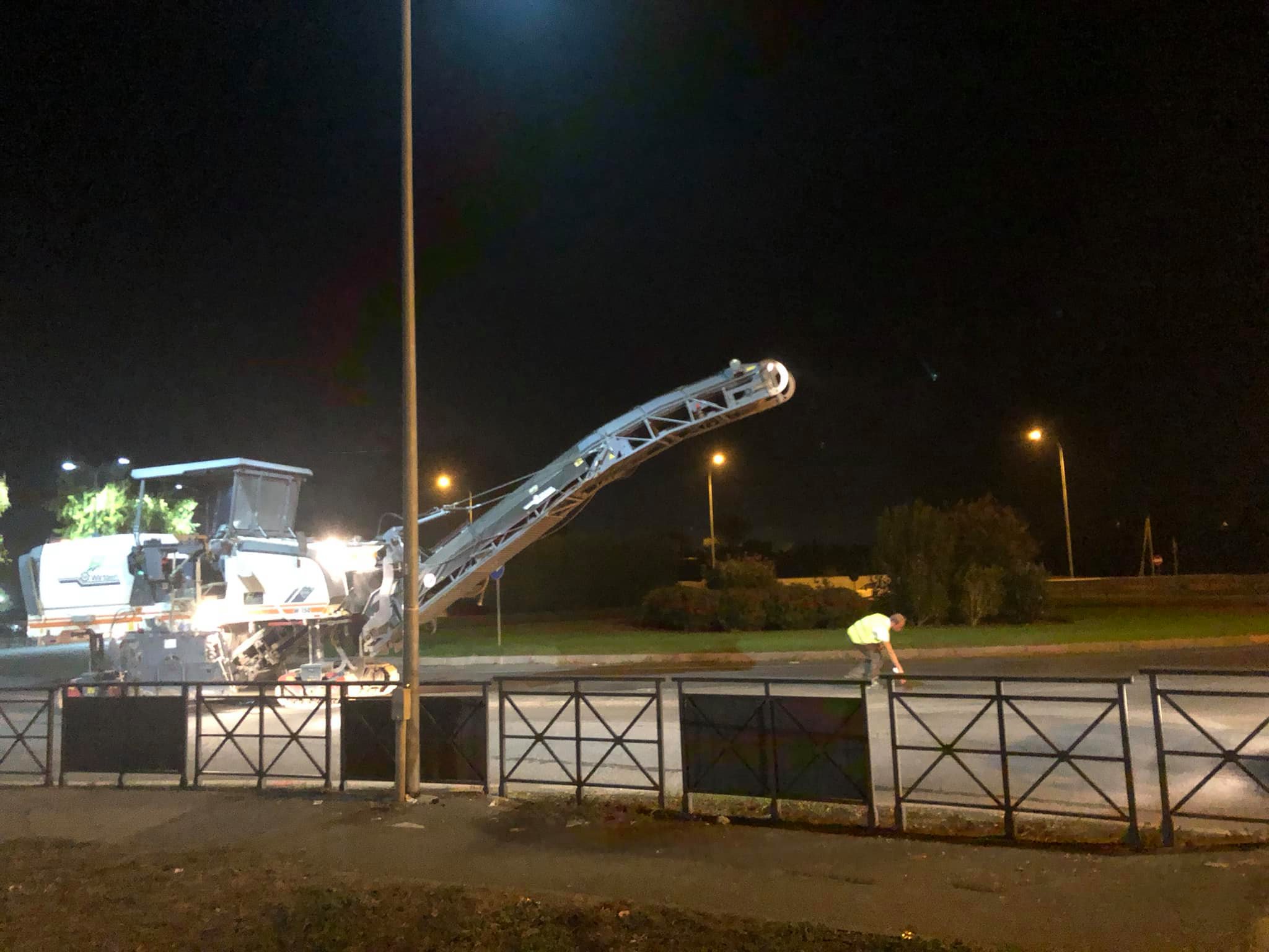 Lavori notturni alla rotonda davanti al retail park colgono di sorpresa automobilisti