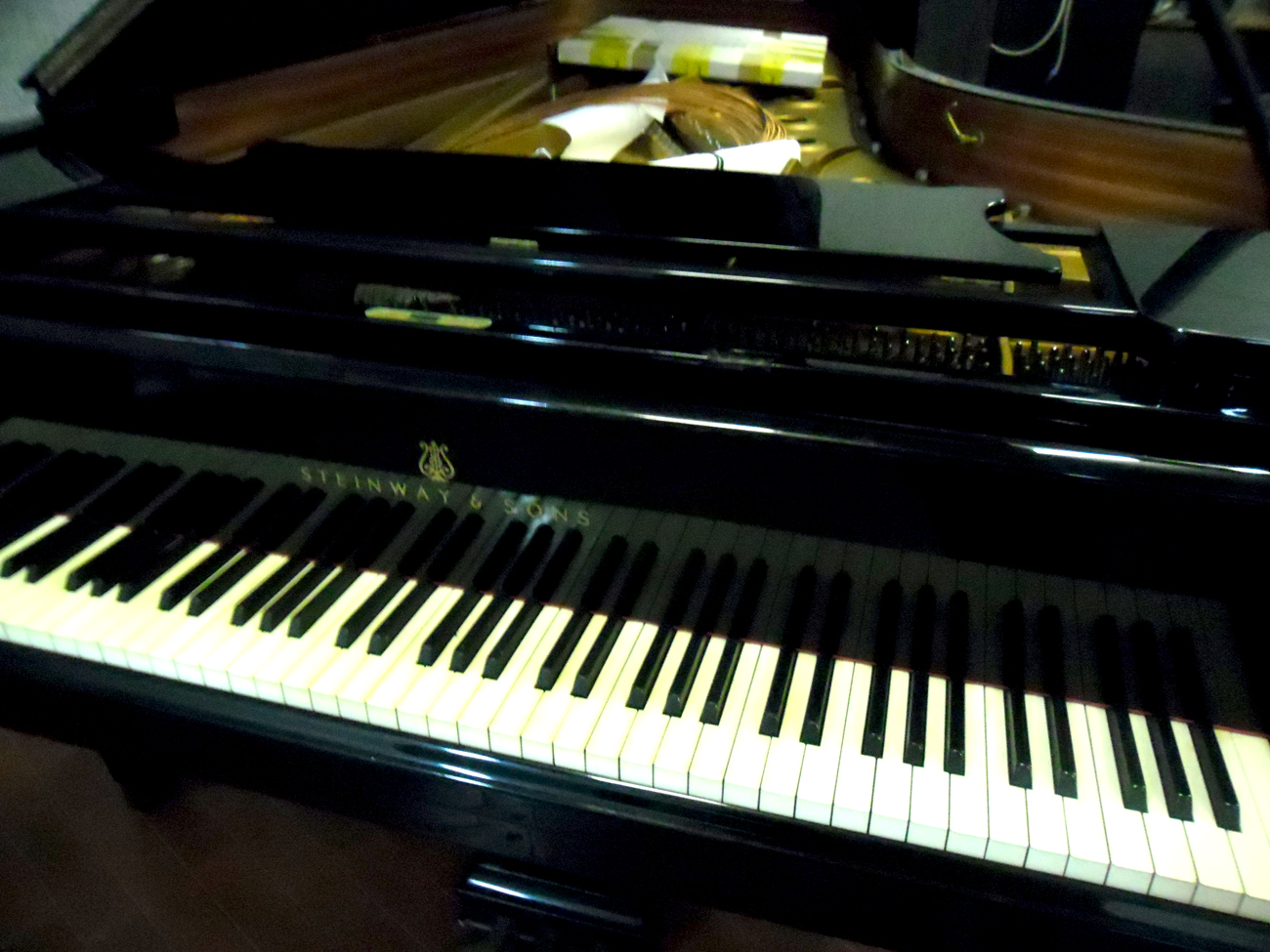 Lo sfortunato pianoforte gran coda del Teatro e la sua storia che riguarda un po’ tutti