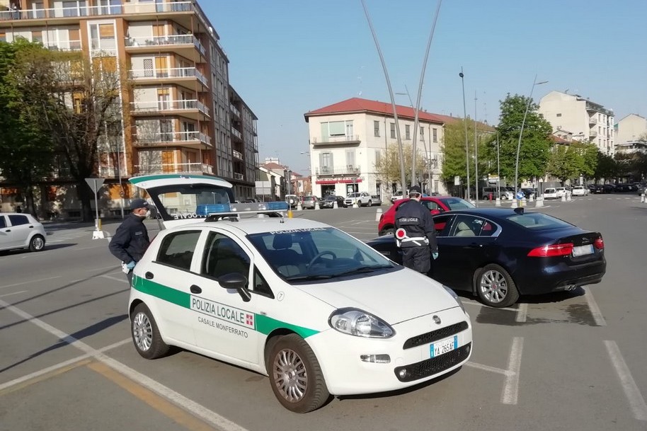 Studente dà in escandescenza a Casale: calci e pugni al professore e alla Polizia Locale