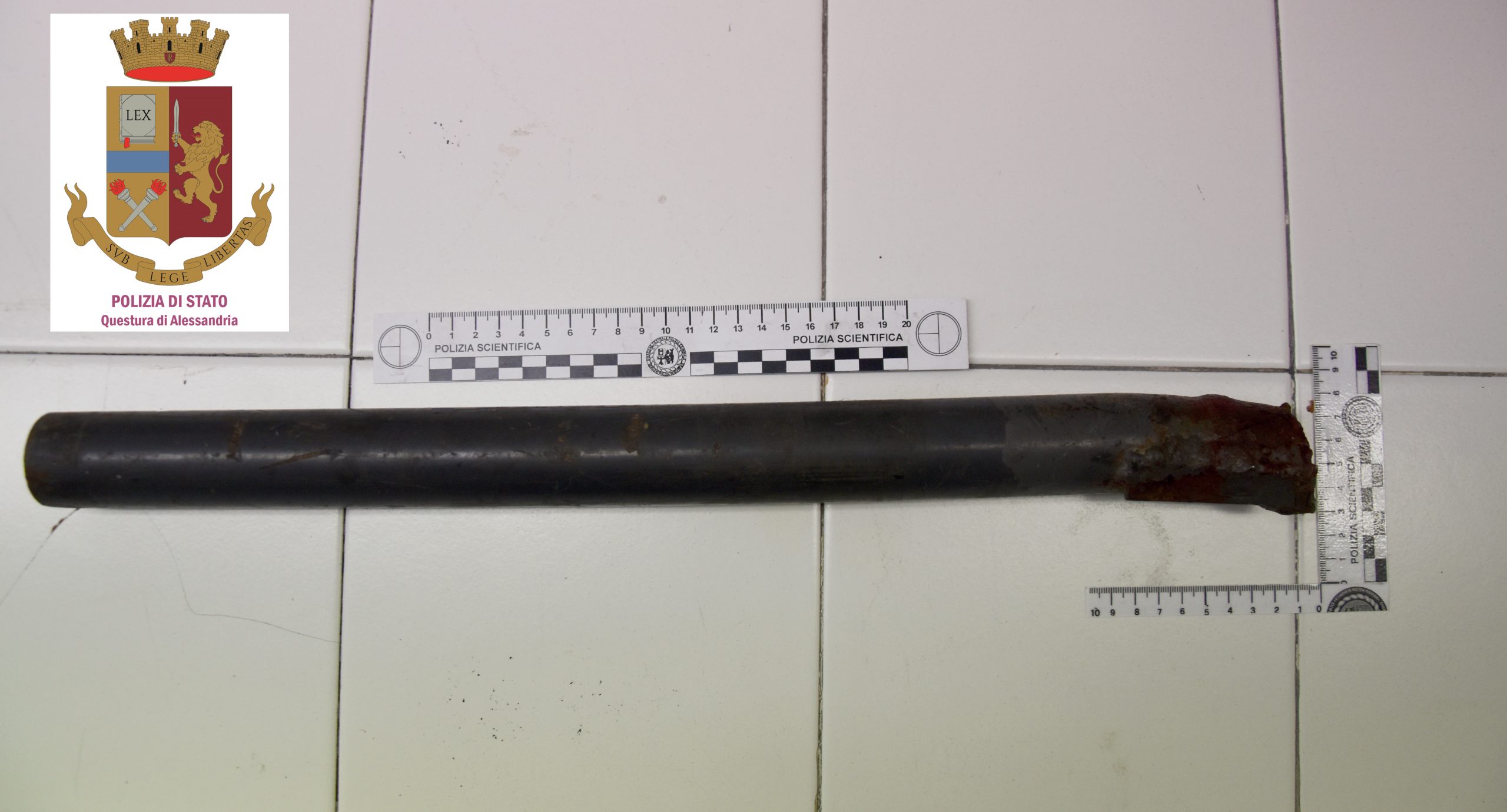 Sente nella testa voci che lo deridono e si avventa con un tubo di ferro sul cugino