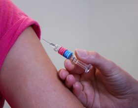 Vaccino obbligatorio over 50: prenotazione online entro due giorni. Accesso diretto per gli over 80