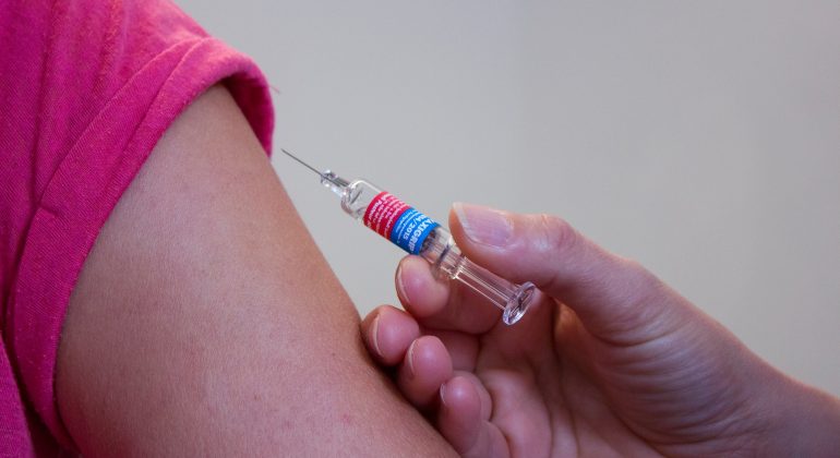 Vaccino covid ai bambini 5-11 anni: si partirà il 16 dicembre. Da venerdì via alle preadesioni