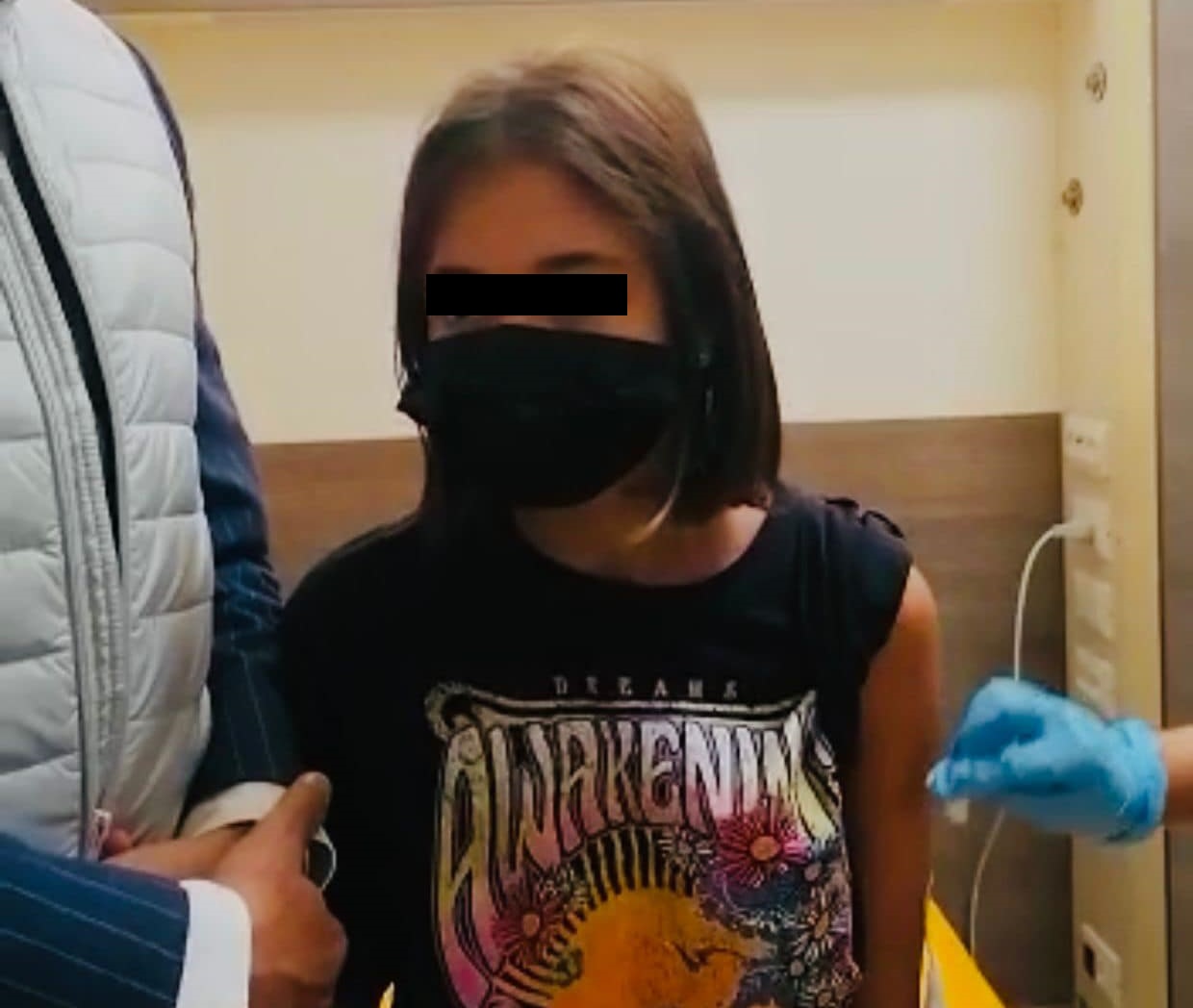 Cirio posta la foto della figlia appena vaccinata ma i no vax lo attaccano