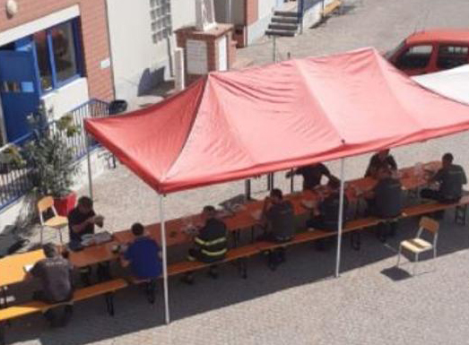 Covid e green pass in mensa: Vigili del Fuoco di Alessandria, vaccinati e non, allo stesso tavolo per protesta