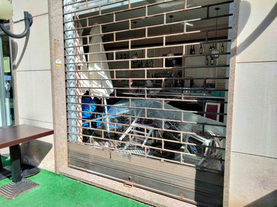 Infrante nella notte le vetrine del Tomate Kebab in via Dossena