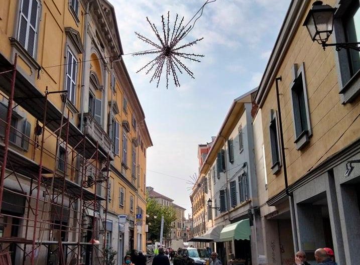 C’è già aria di Natale ad Alessandria: partita l’installazione delle luminarie