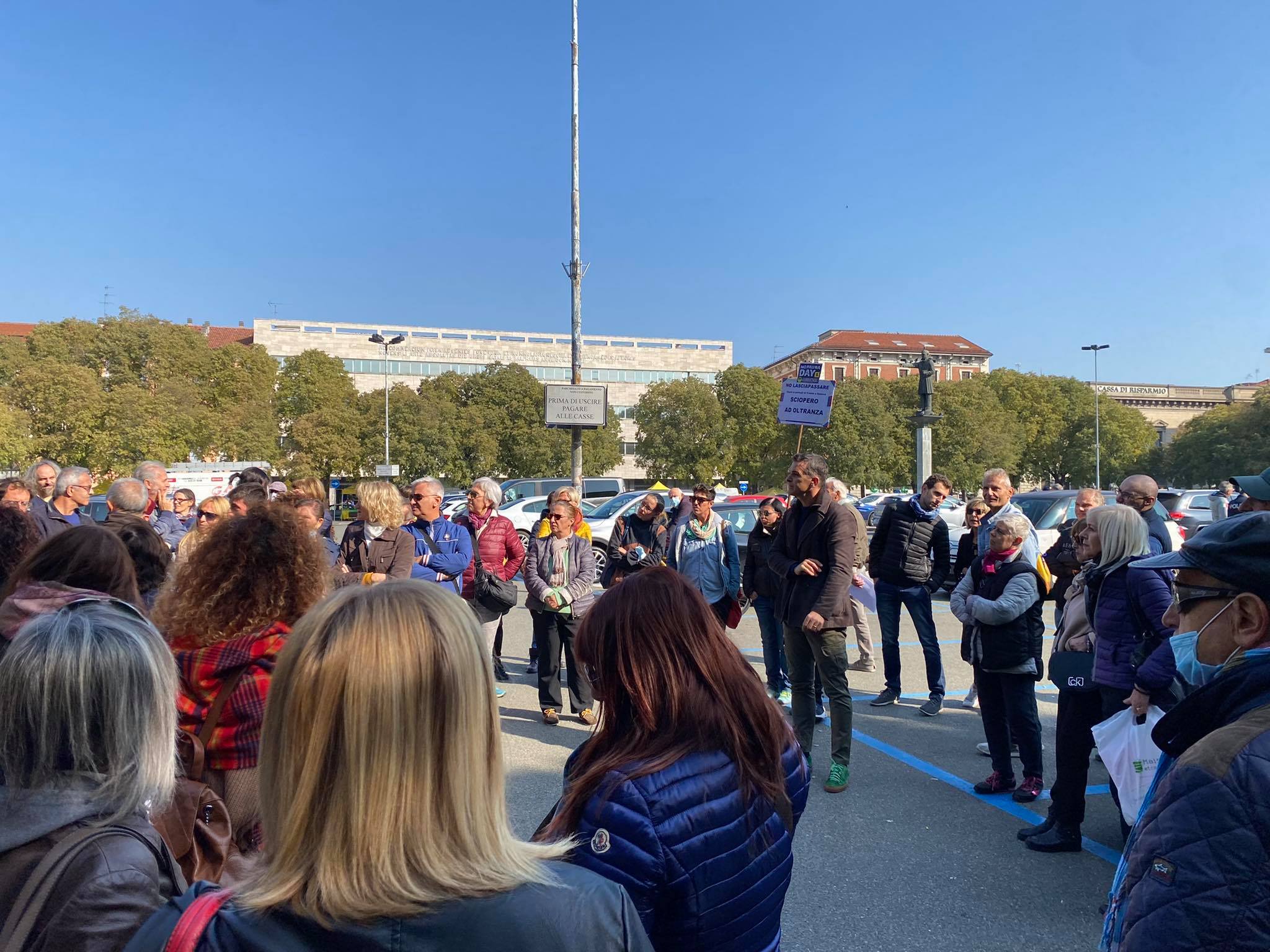 Green Pass Day: una cinquantina di persone si raduna sotto il Comune di Alessandria