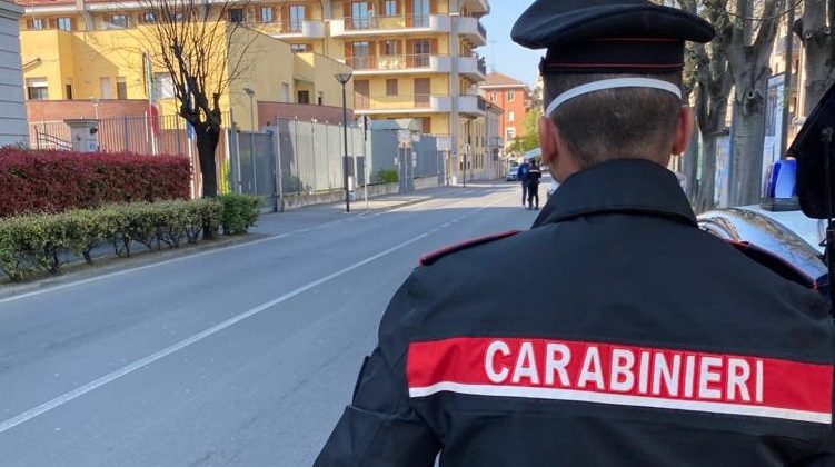 Si barrica in una stanza per sfuggire al marito violento: salvata dai Carabinieri