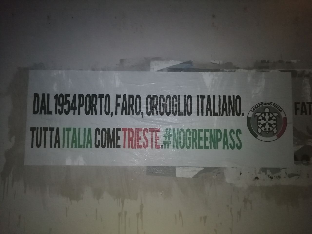 Anche a Casale striscione di Casapound a sostegno dei portuali di Trieste