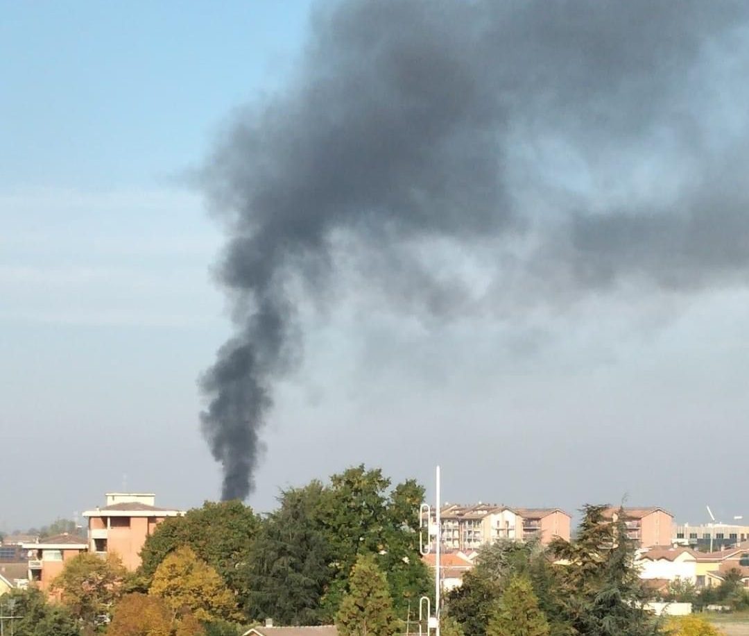 Nuovo incendio di cassonetti ad Alessandria: le fiamme in via Einaudi al Cristo
