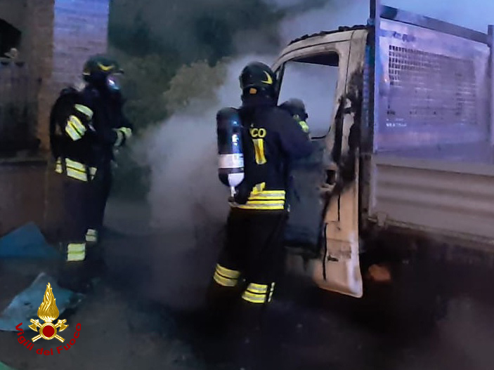 A fuoco un furgone a Castellazzo: pompieri impediscono danni a un’abitazione