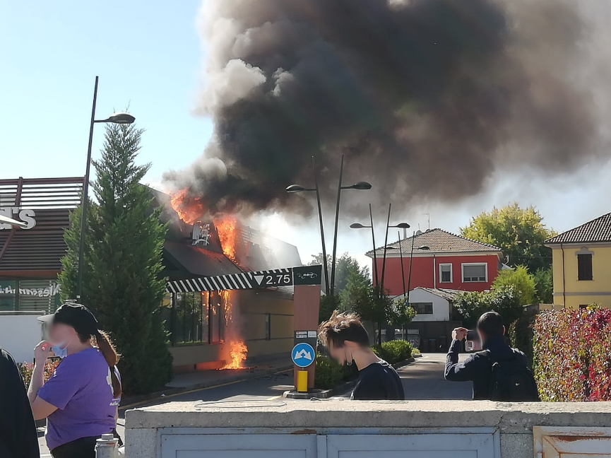 Incendio al McDonald’s di via Giordano Bruno: le foto del rogo