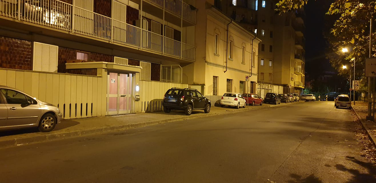 È giorno di lavaggio delle strade e le auto si impadroniscono del marciapiede