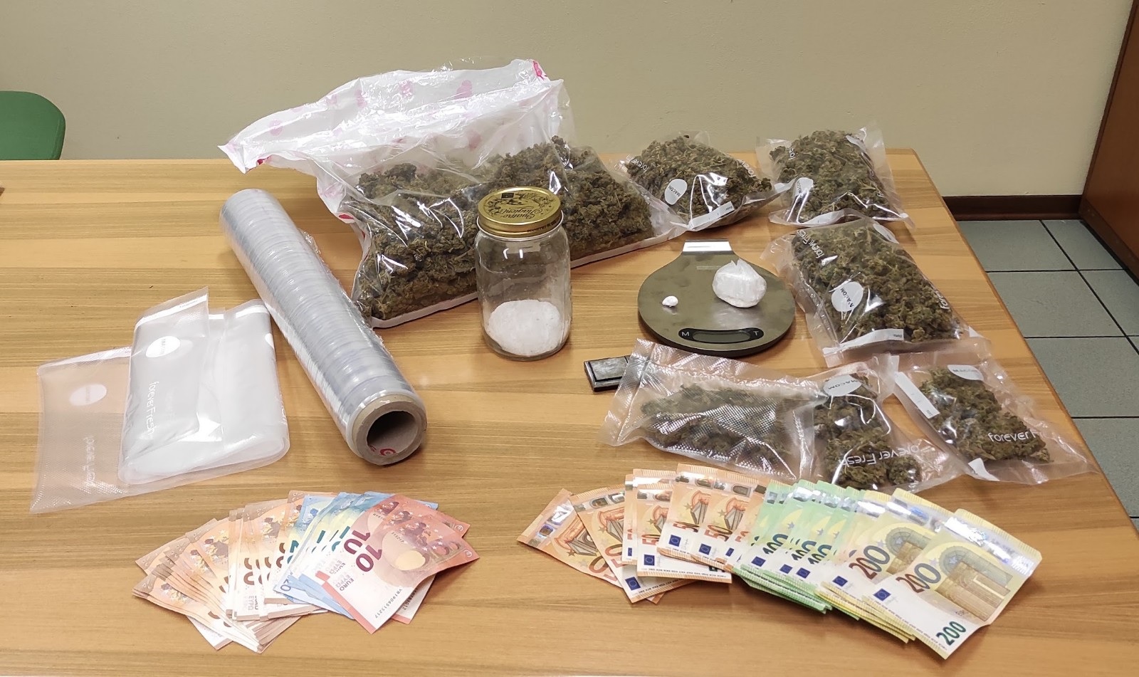 Spaccio in centro ad Alessandria: l’arrestato aveva un chilo di marijuana e 30 grammi di cocaina