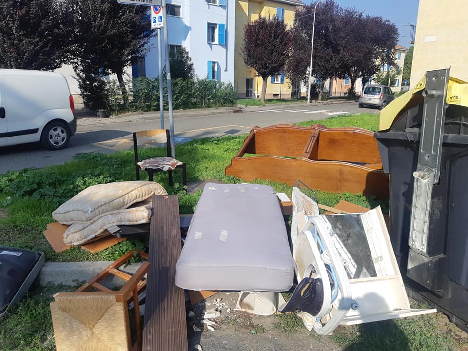 Furgone nella notte abbandona mobili e spazzatura al Cristo: “Ora basta, si faccia qualcosa”