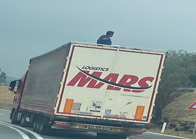 Sul telone del tir e tra la merce: sette clandestini nascosti fermati in autostrada