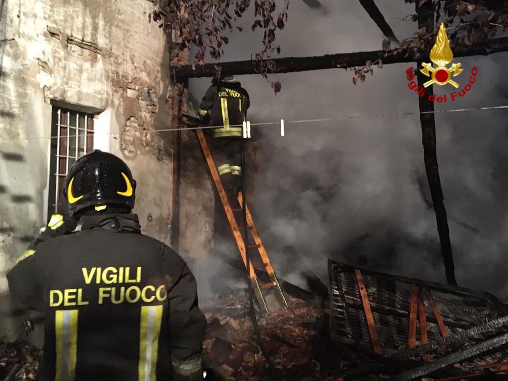 A fuoco il porticato di una abitazione a Tortona: Vigili del Fuoco impegnati dalle 4.30