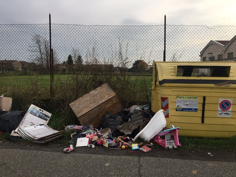 “Lobbi è diventata la discarica di Alessandria”. Ora i cittadini chiedono interventi