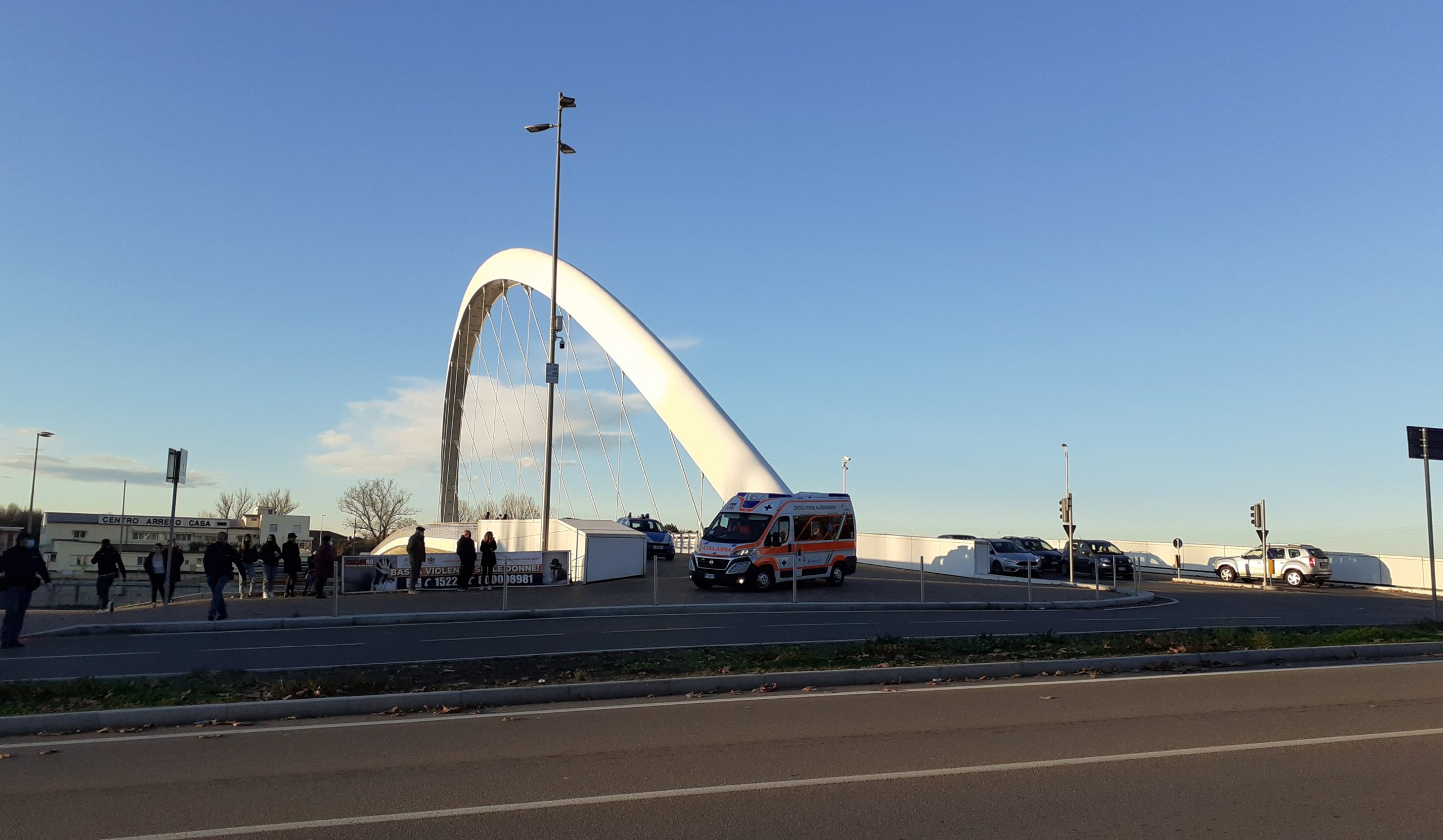 Prova a gettarsi dal Ponte Meier. Salvato grazie ad alcuni cittadini e alla Polizia Locale