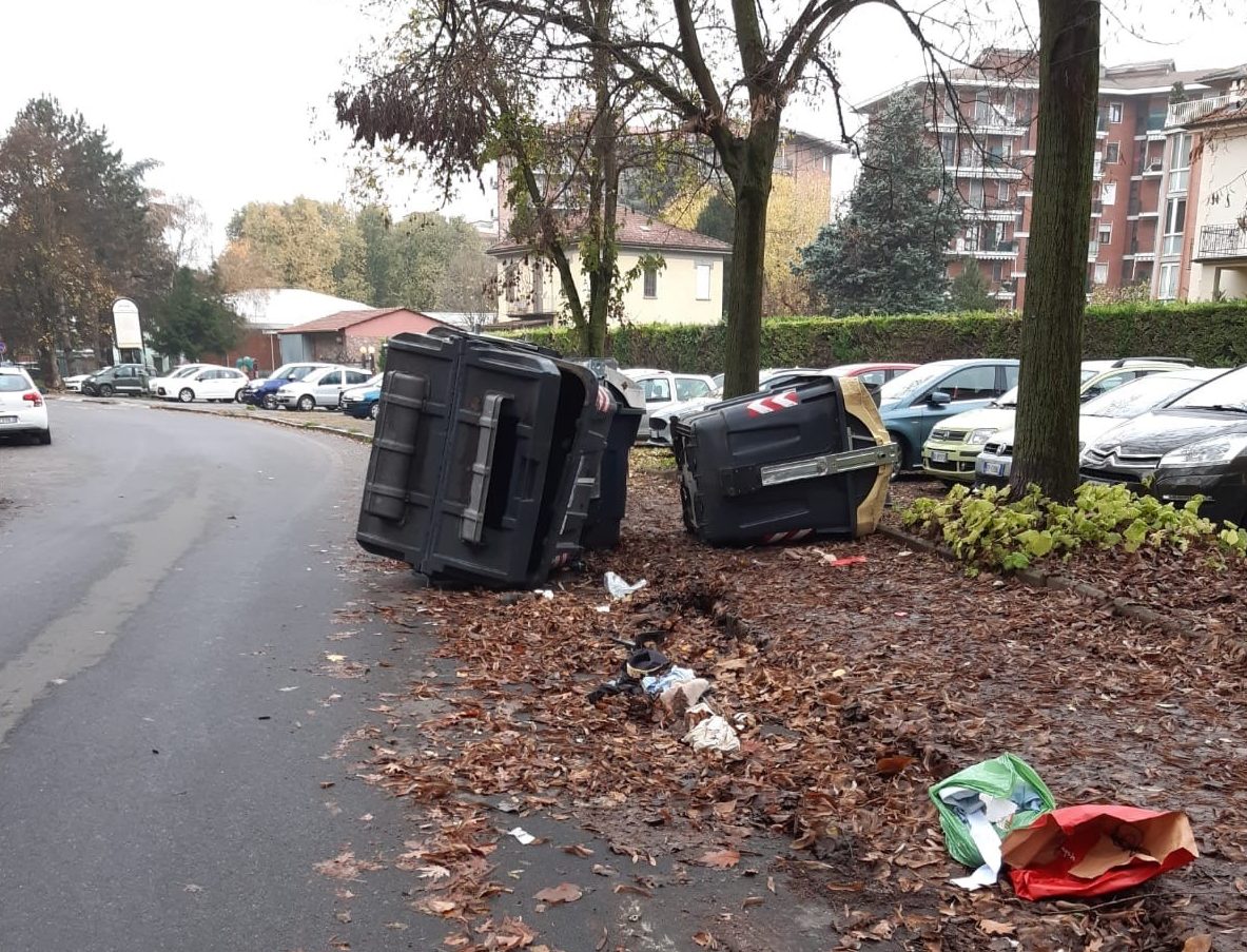 Bidoni rovesciati in via Pietro Micca: “Le foto parlano da sole”
