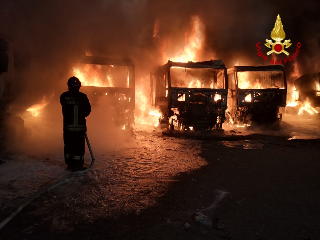 Incendio a Villalvernia: 8 camion coinvolti. Arpa sul posto per le analisi dell’aria