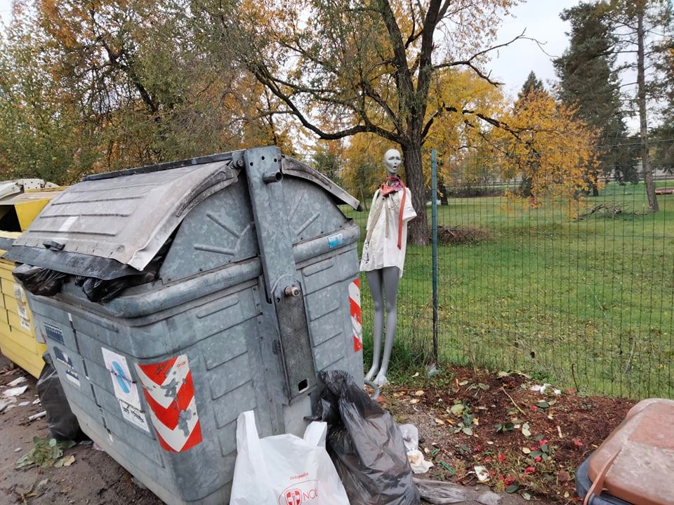Un manichino abbandonato tra i bidoni: “Levatelo, gli automobilisti inchiodano per capire cosa è”