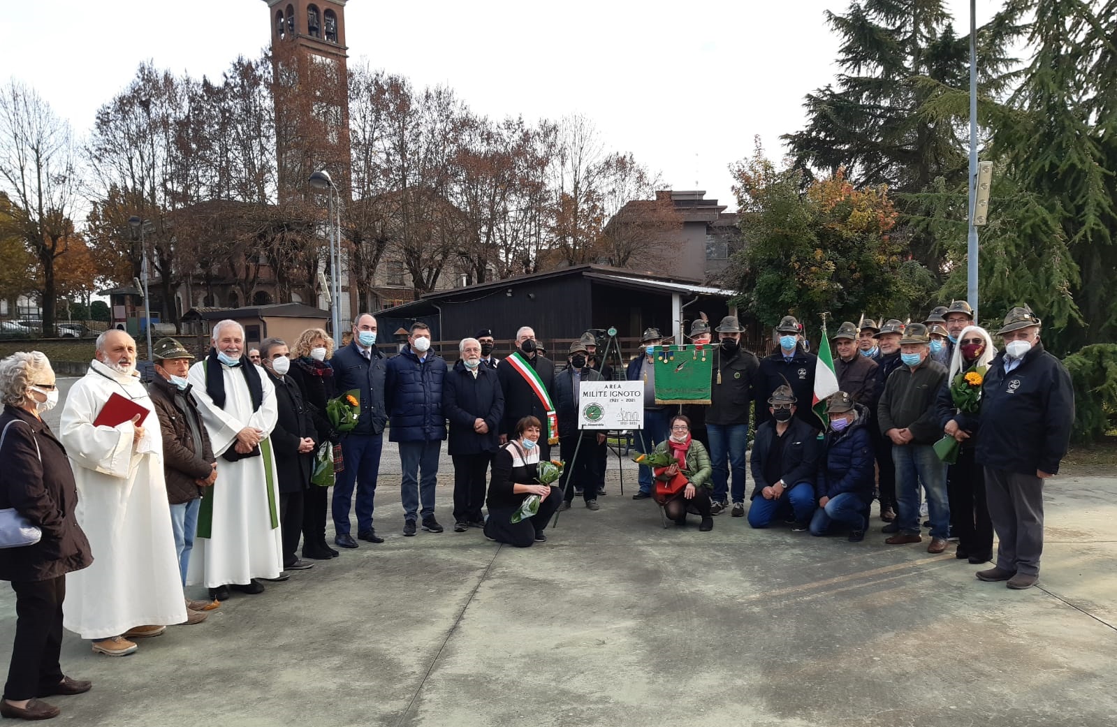 Il piazzale davanti agli Alpini di Valenza intitolato al Milite Ignoto
