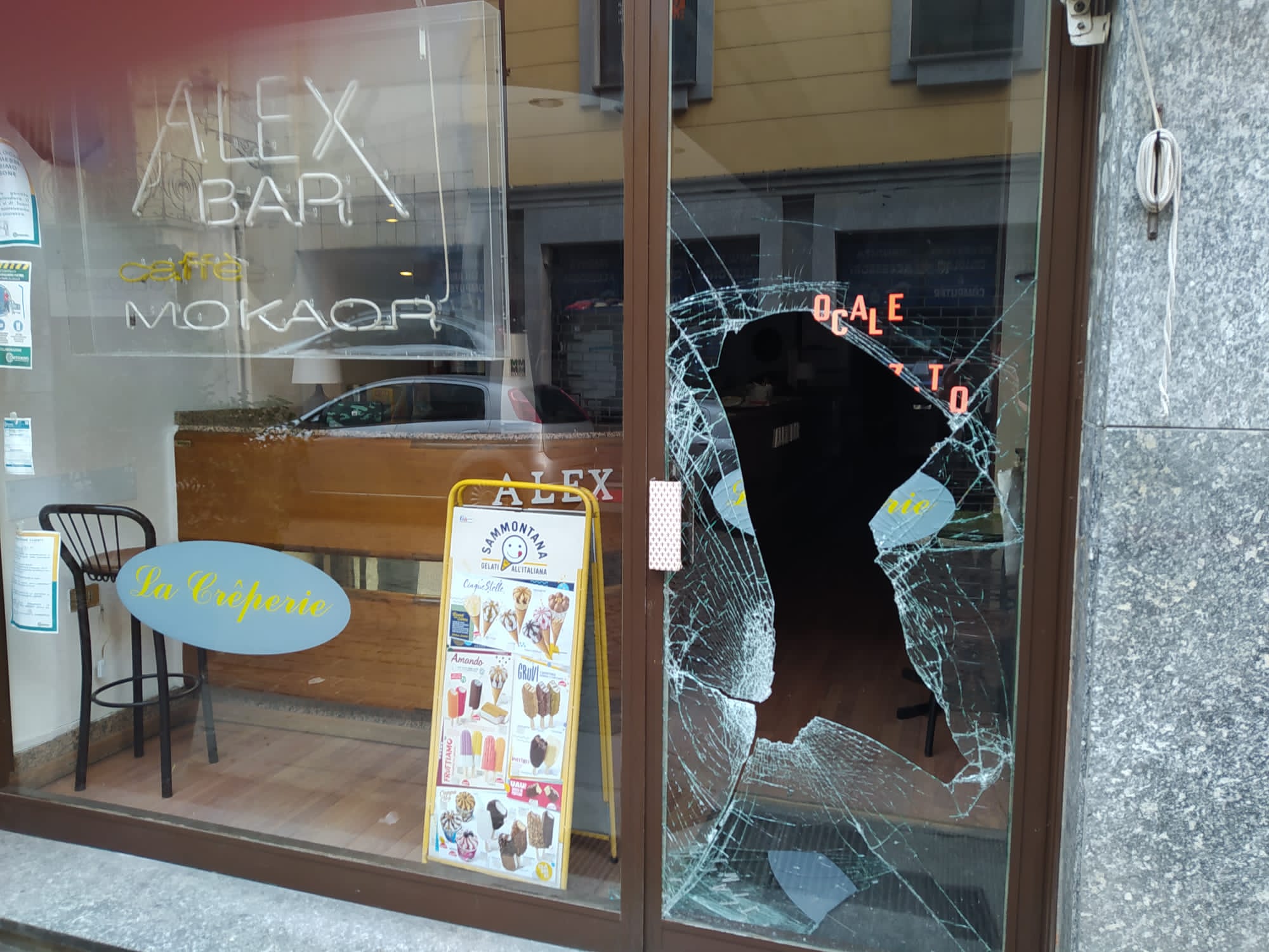 Spaccate nella notte in centro ad Alessandria: colpiti due esercizi