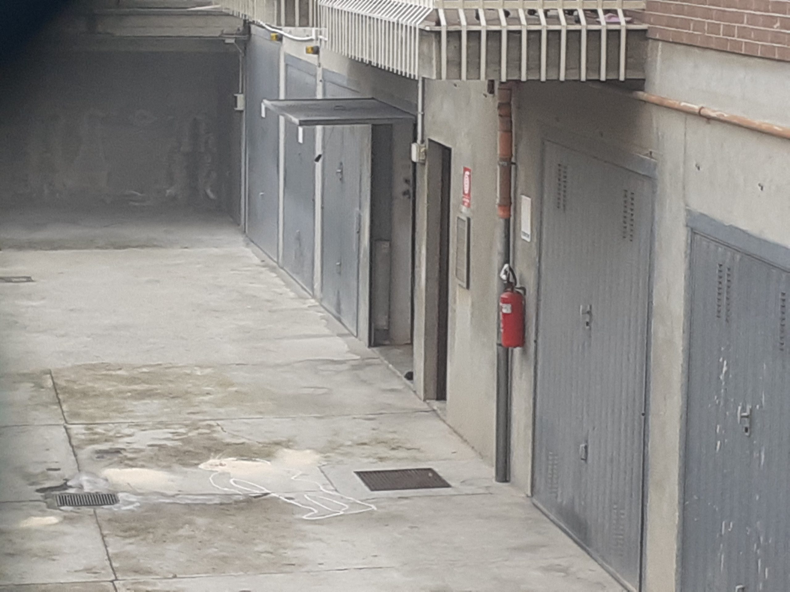Cade dal balcone e muore: tragedia in via Pascoli al quartiere Cristo