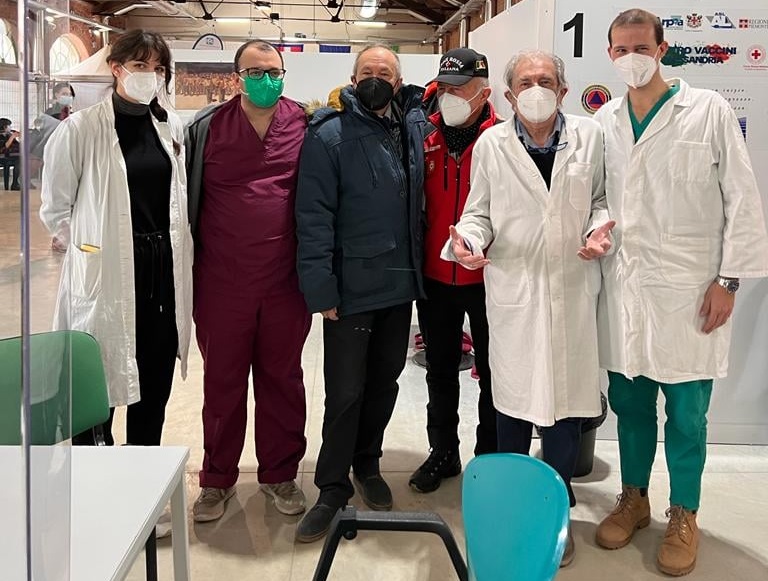 Il sindaco in visita alla Valfrè per fare gli auguri ai medici e infermieri vaccinatori