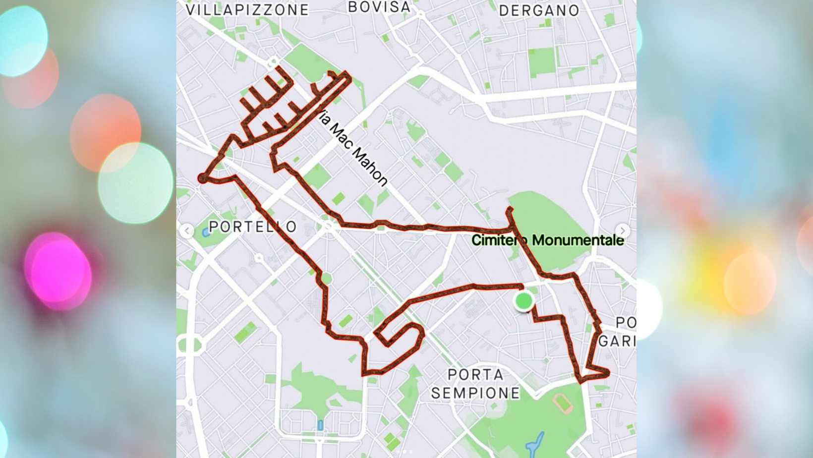 Un uomo ha disegnato una renna pedalando per le strade della città