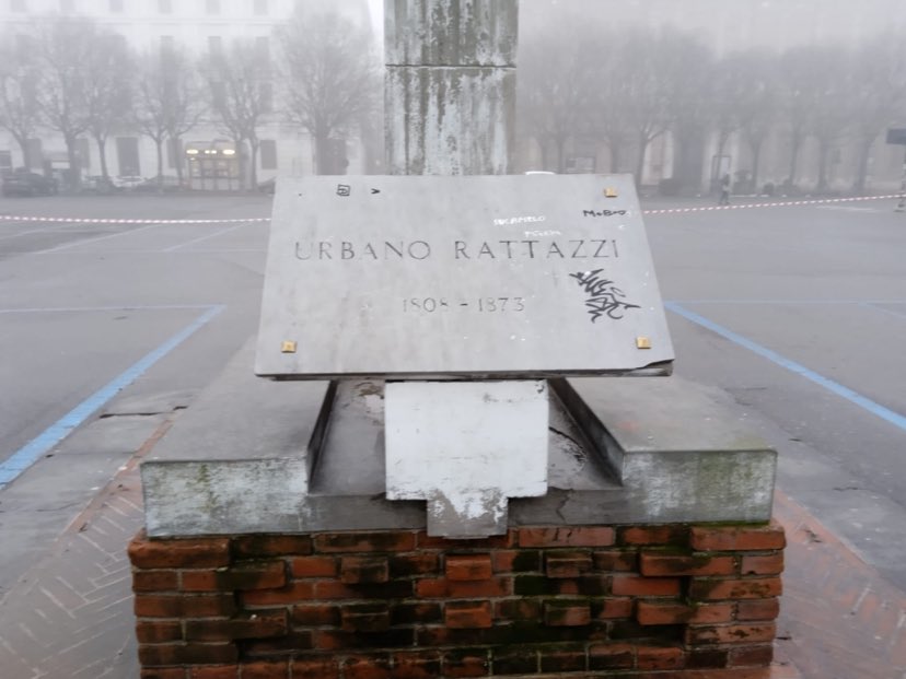 Ripulita dal guano la statua di Urbano Rattazzi: questa mattina l’intervento di Amag Ambiente