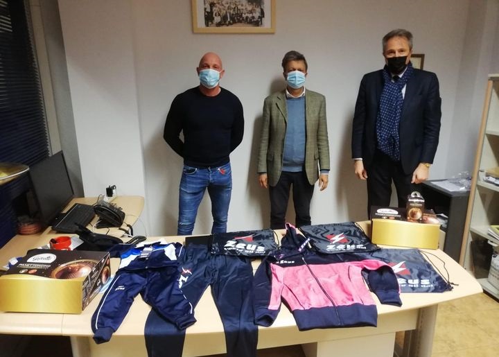 Soms Gamalero dona materiale sportivo e panettoni a bambini e ragazzi delle comunità del Cissaca