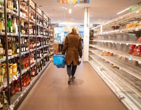 Rubano alcolici per 160 euro da un supermercato ma vengono scoperti dalla vigilanza