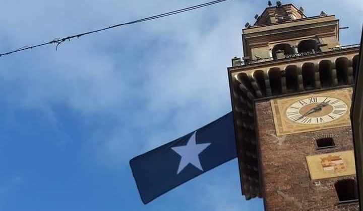 A Casale una bandiera di 8 metri sulla Torre Civica per i 112 anni dei nerostellati
