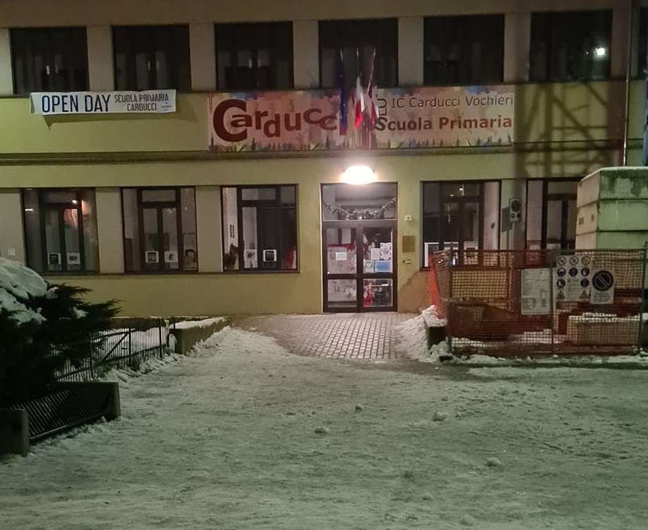“Invitiamo la Kostner”: l’ironia dei genitori sul ghiaccio davanti alle scuole. Amag Ambiente: “Interverremo”