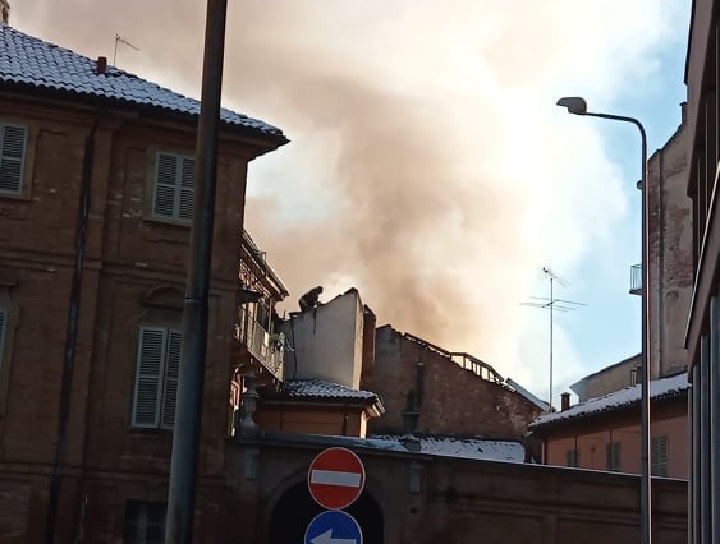 La richiesta d’aiuto, le fiamme, il crollo del tetto: la ricostruzione dell’incendio dove è morta Monica