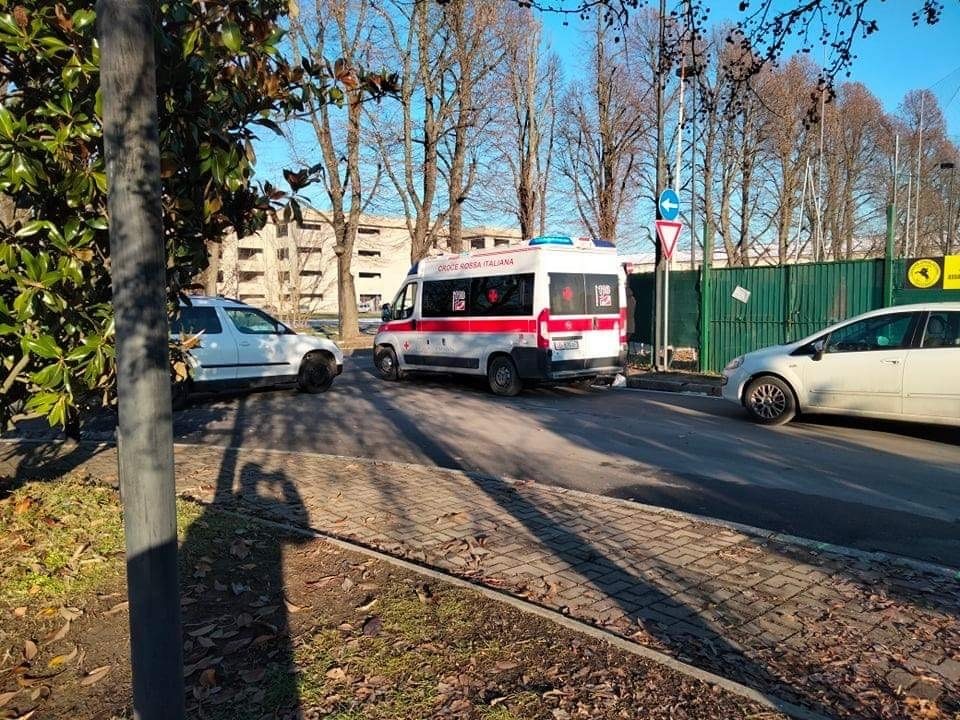 Incidente tra due auto in viale Teresa Michel: traffico rallentato