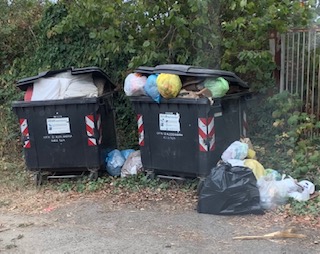 Il M5S sulla nuova squadra per i rifiuti fuori cassonetto: “Una presa in giro”