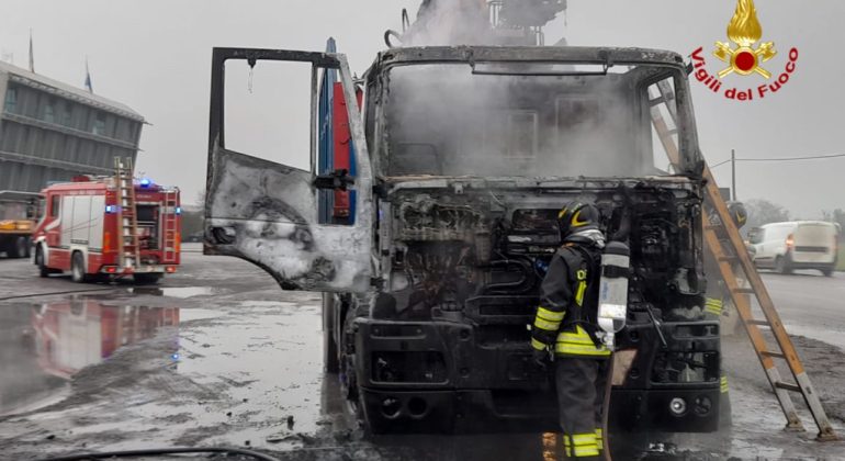 Autocarro con materiale da inviare al macero in fiamme a Rivalta Scrivia