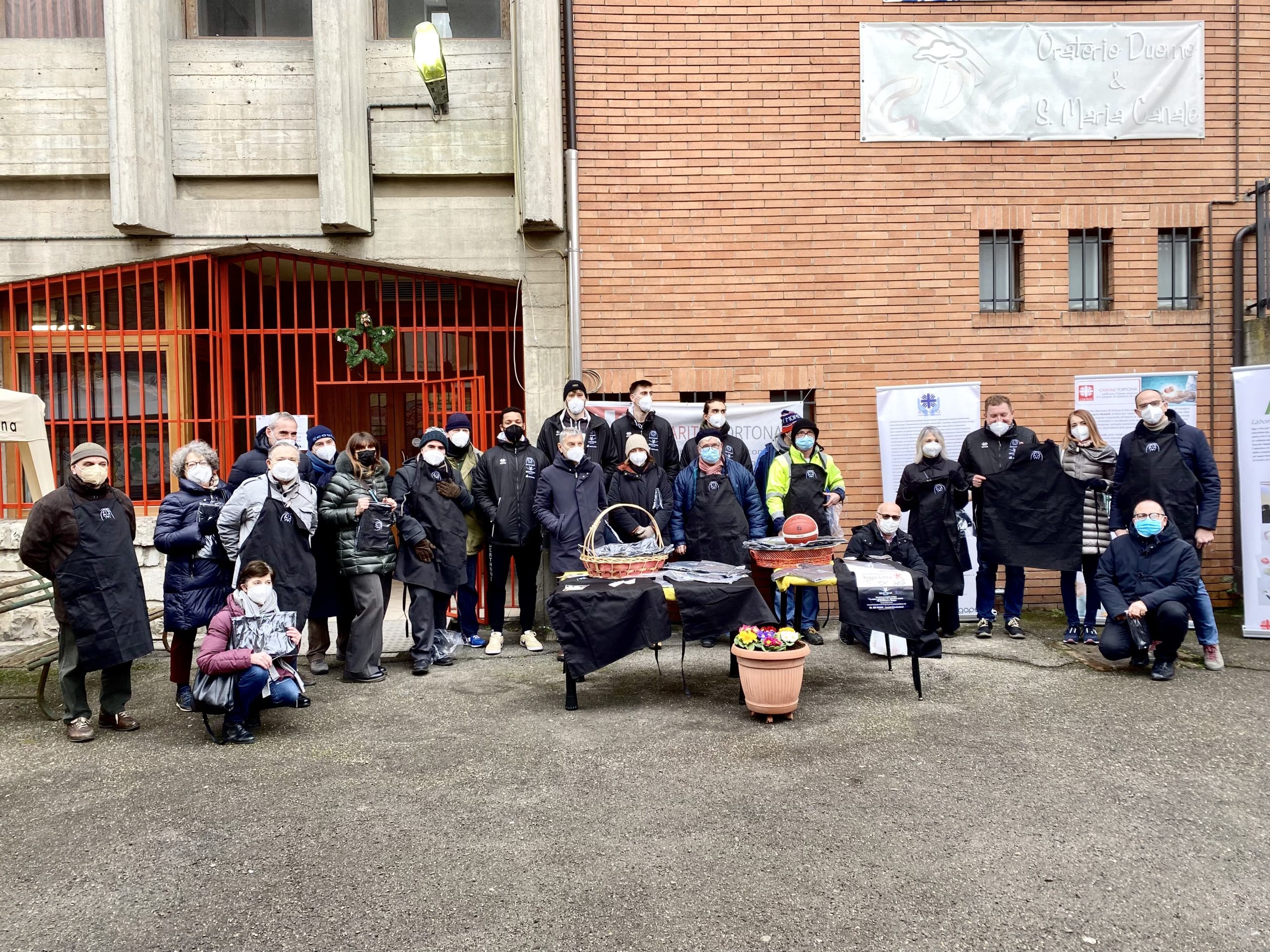 Derthona Basket al fianco della Mensa Solidale di Tortona: regalati i grembiuli ai volontari
