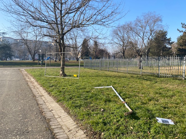 Cartelli buttati a terra e transenne danneggiate al Parco Deportati Ebrei di Alessandria