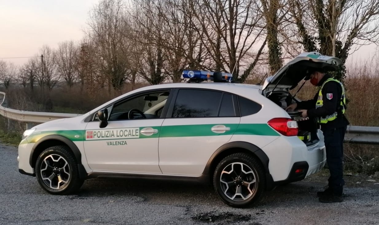 Insiste per salire senza mascherina e fa ritardare il treno. Denunciato dalla Polizia Locale di Valenza